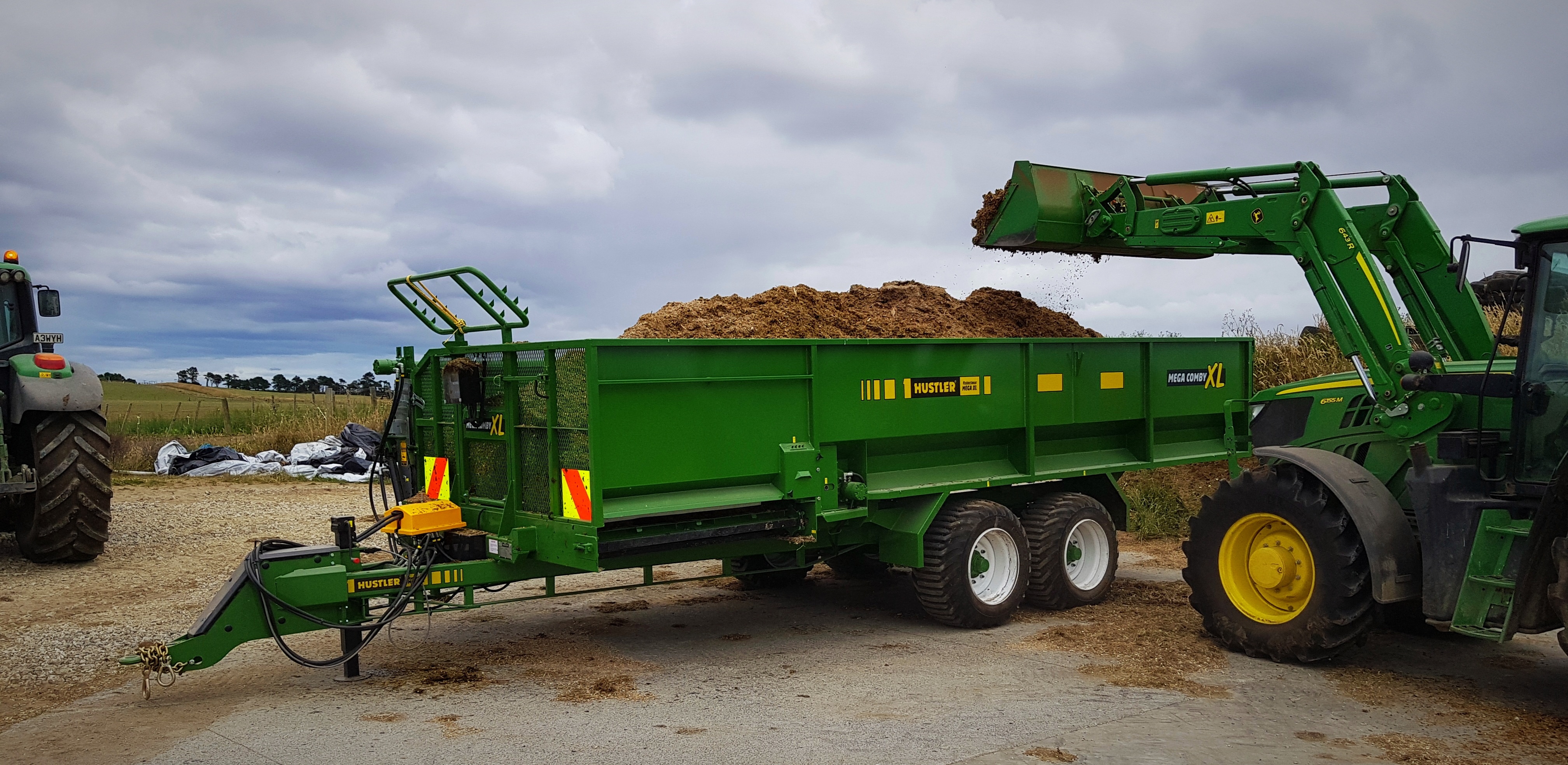 Farmers are Switching TMR Mixer Wagons for Hustler Comby Feeders